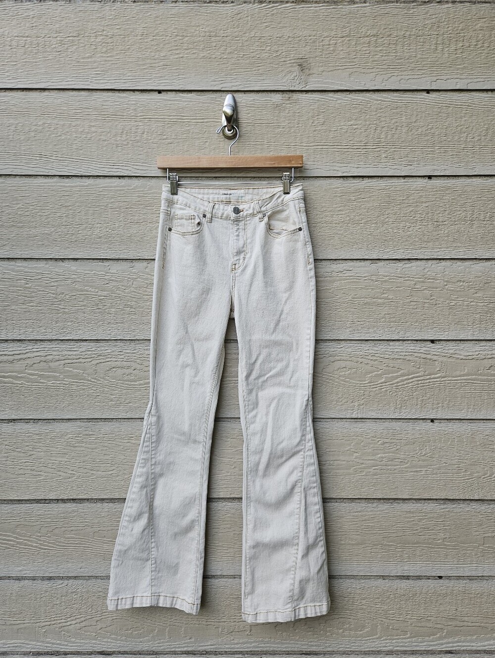 ban.jara cream flare leg jeans size 7/27 with small flaw